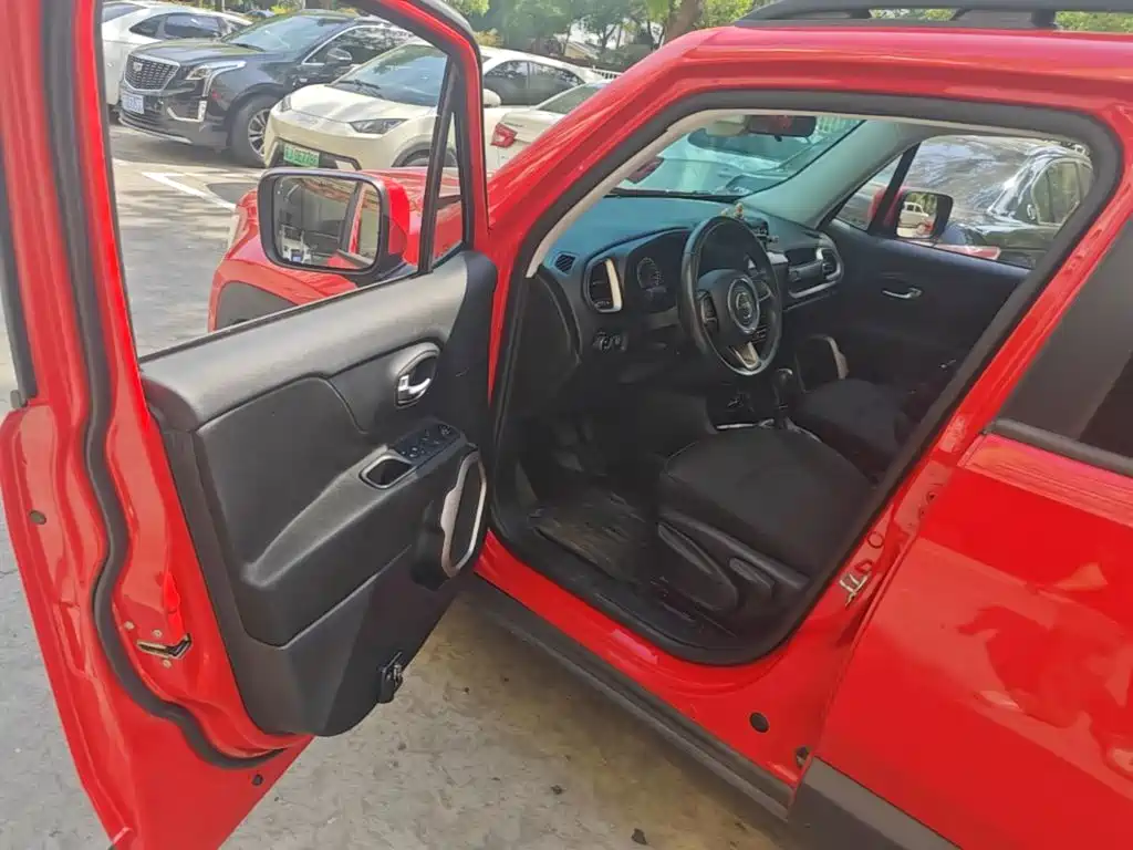 Jeep Renegade — фото 11