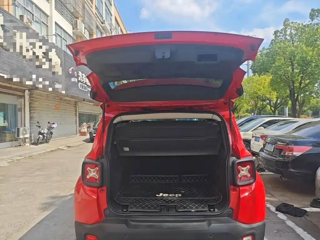 Jeep Renegade — фото 14