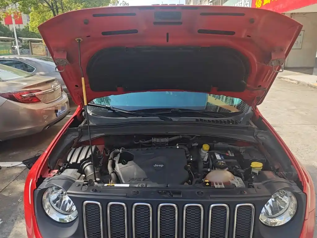 Jeep Renegade — фото 15
