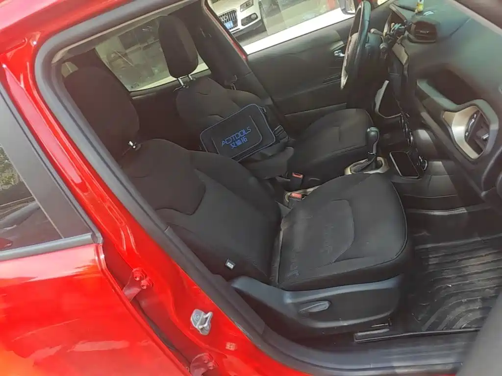 Jeep Renegade — фото 18