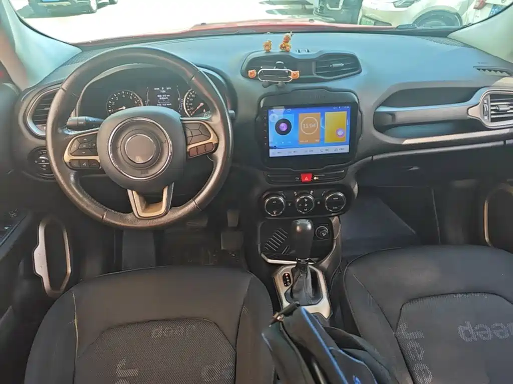 Jeep Renegade — фото 10