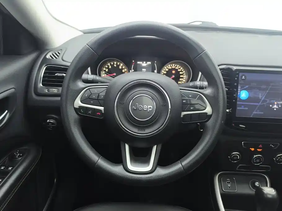 Jeep Compass — фото 15