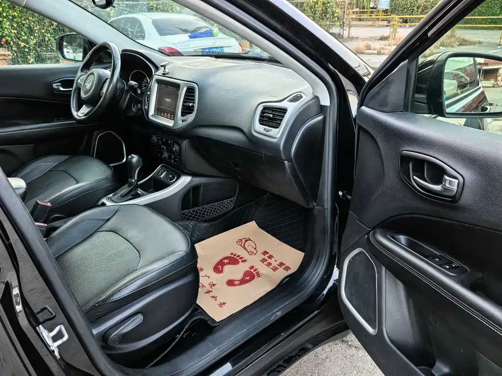 Jeep Compass — фото 13
