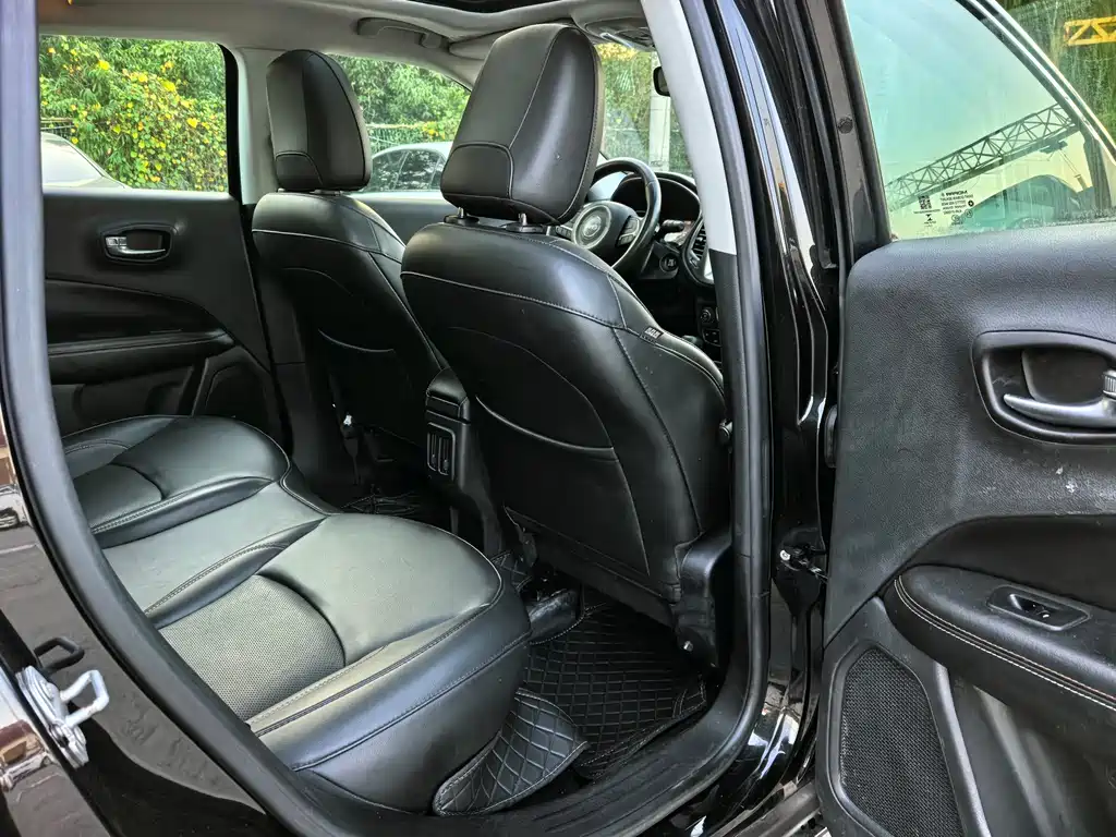 Jeep Compass — фото 14