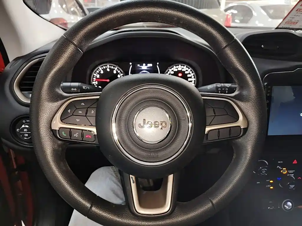 Jeep Renegade — фото 11