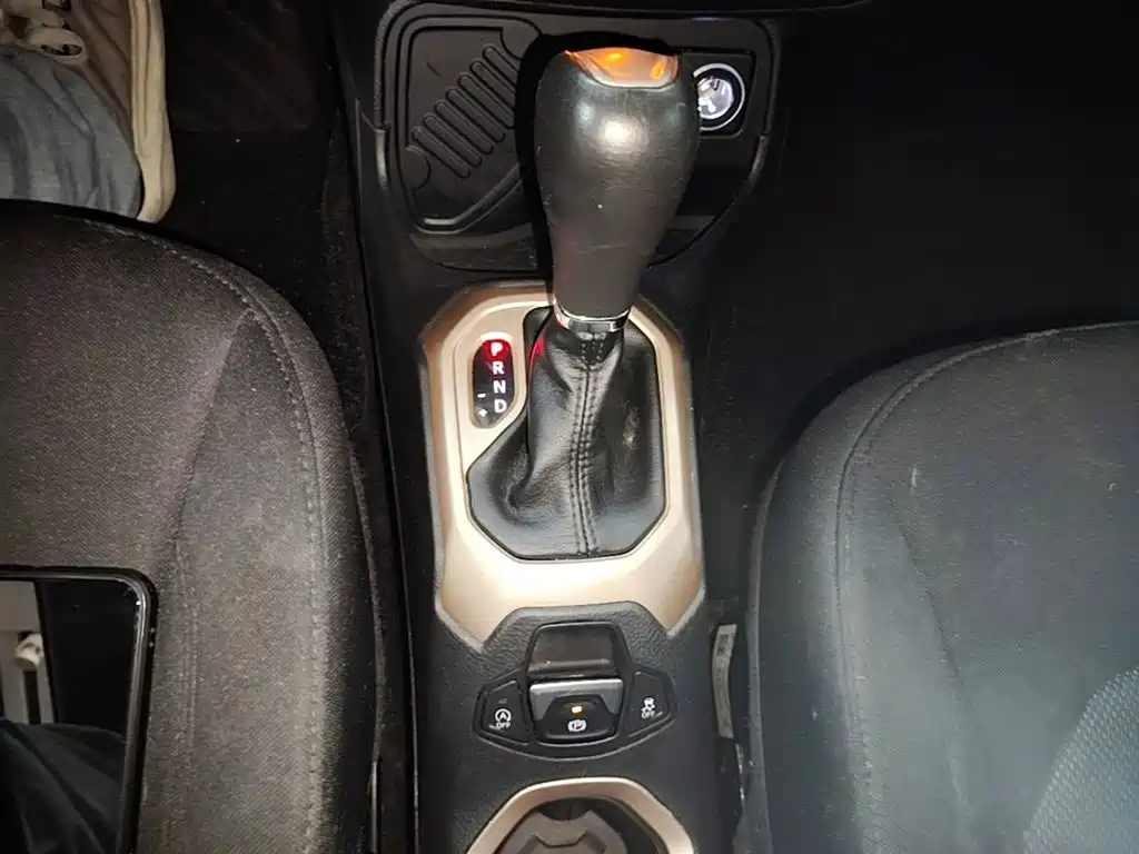 Jeep Renegade — фото 14