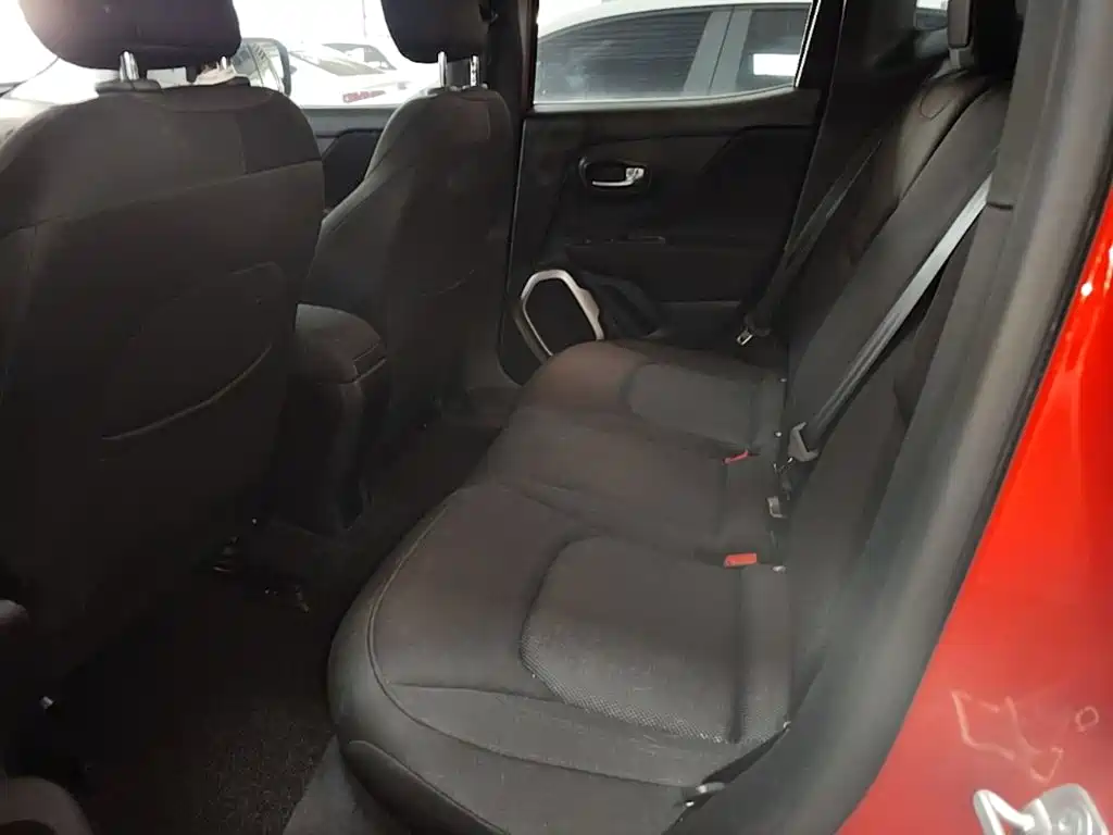 Jeep Renegade — фото 17