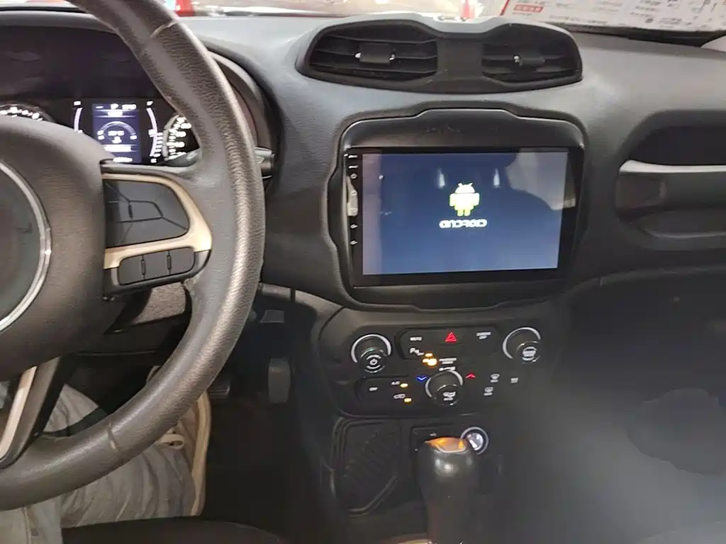 Jeep Renegade — фото 10