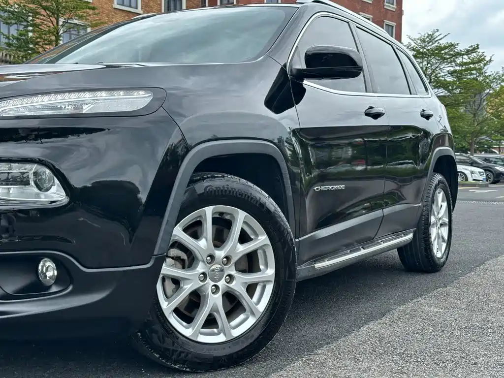 Jeep Cherokee — фото 13