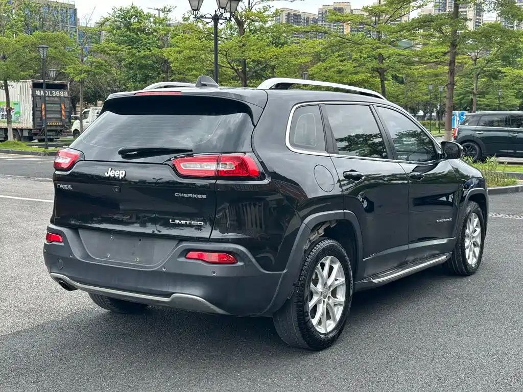 Jeep Cherokee — фото 18