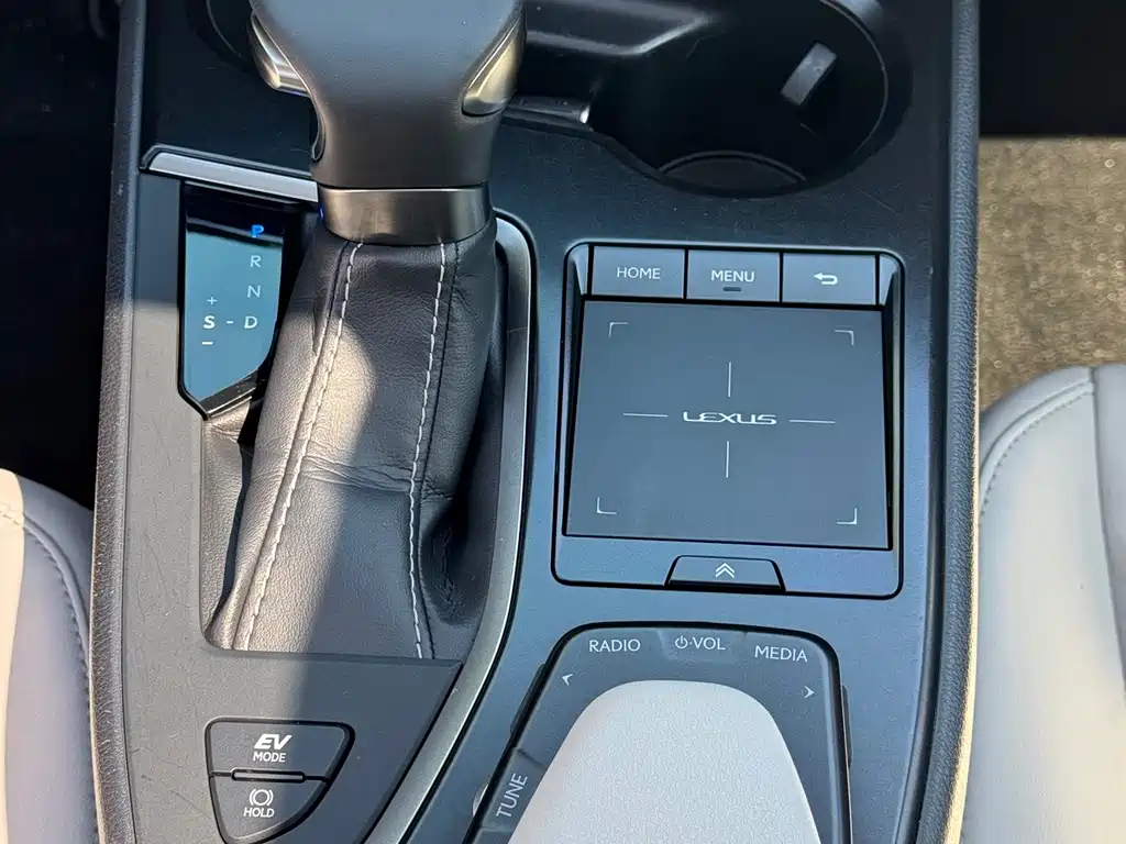 Lexus UX — фото 11