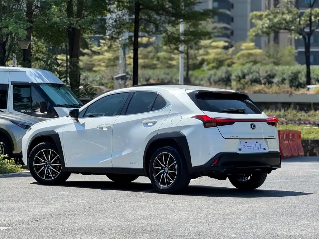 Lexus UX — фото 3