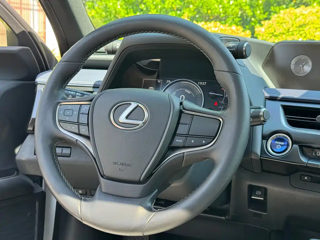 Lexus UX — фото 10