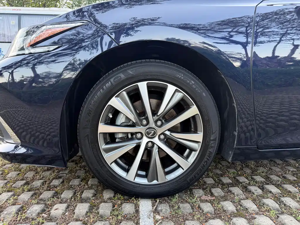 Lexus ES — фото 16