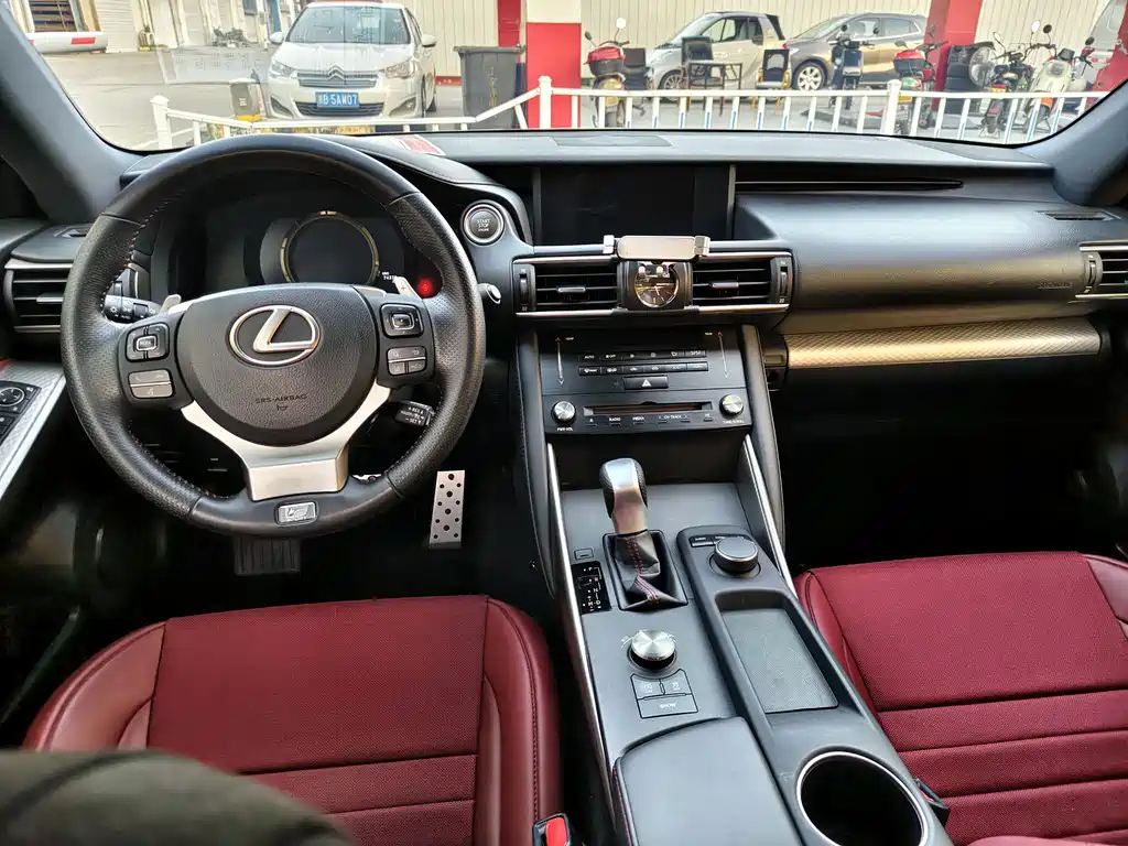 Lexus IS — фото 11
