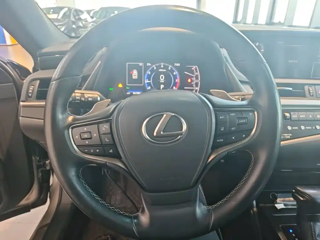Lexus ES — фото 11