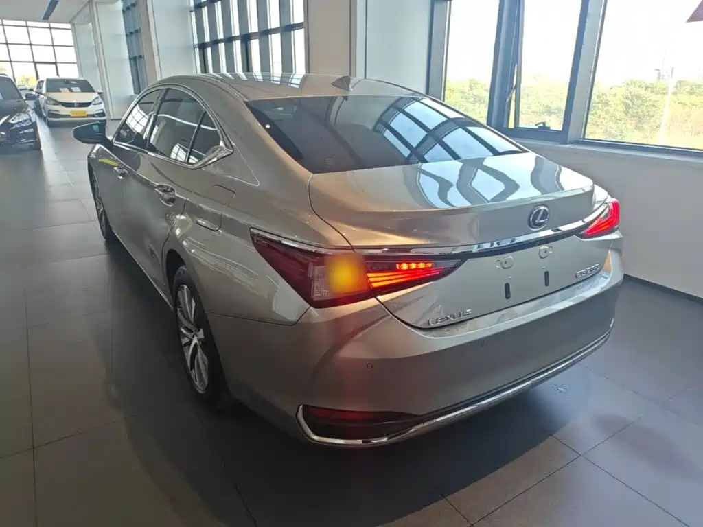 Lexus ES — фото 5