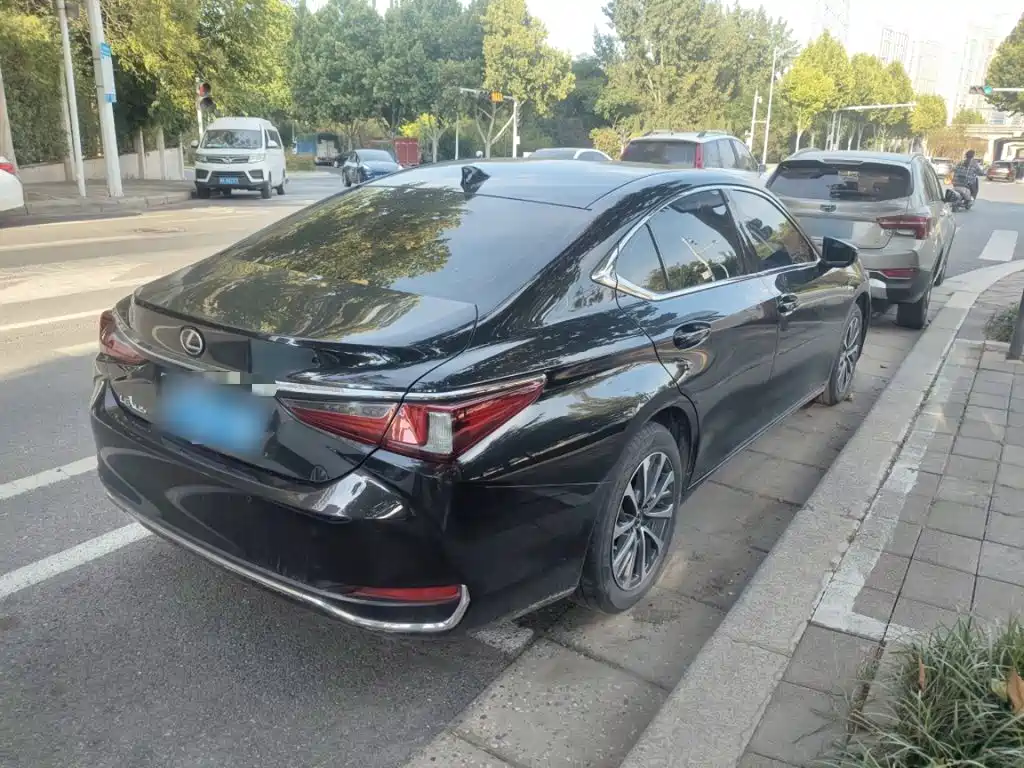 Lexus ES — фото 11