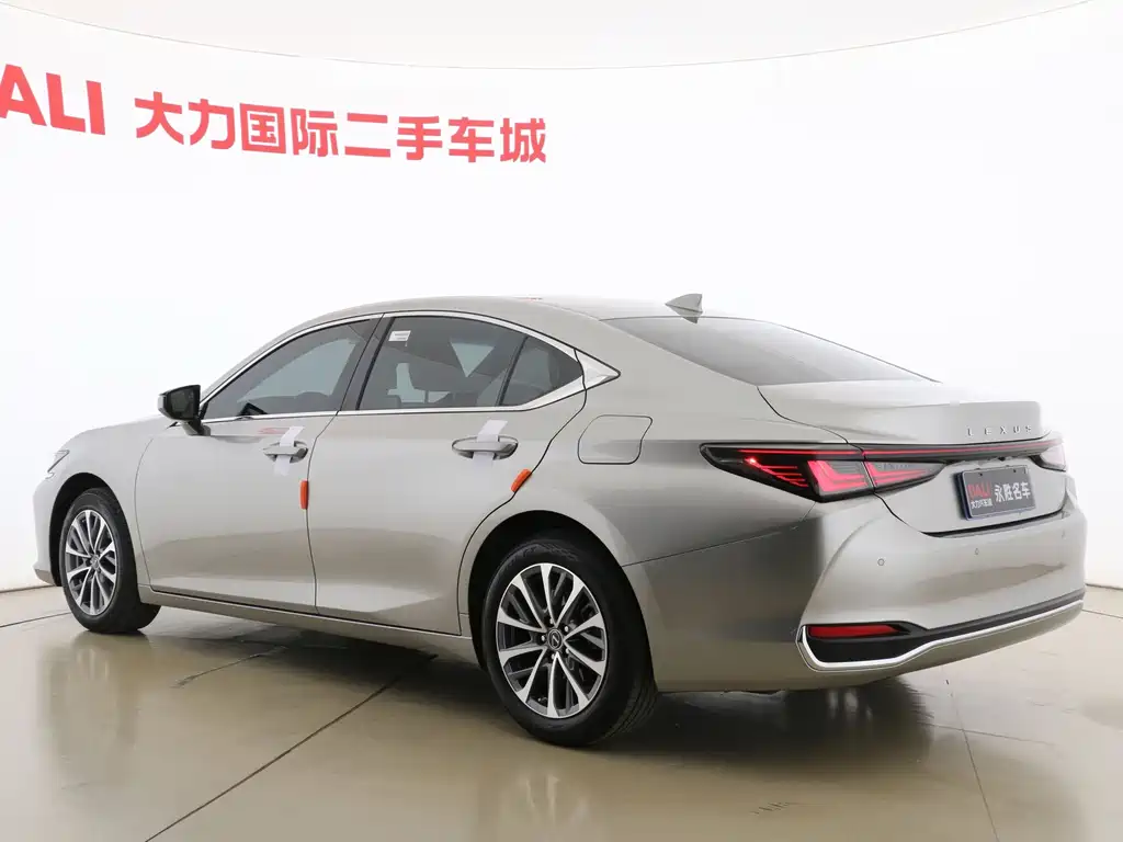 Lexus ES — фото 15