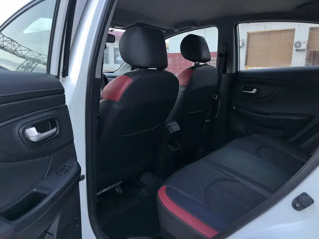 Luxgen U5 SUV — фото 10