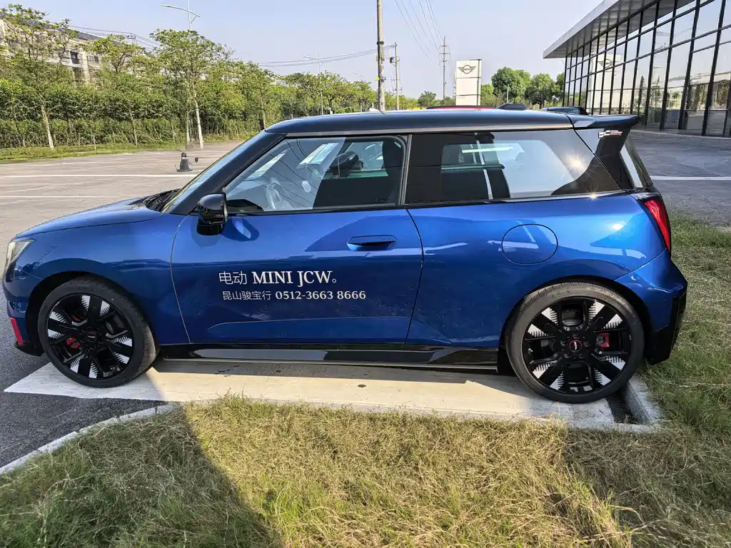 MINI MINI JCW EV — фото 14