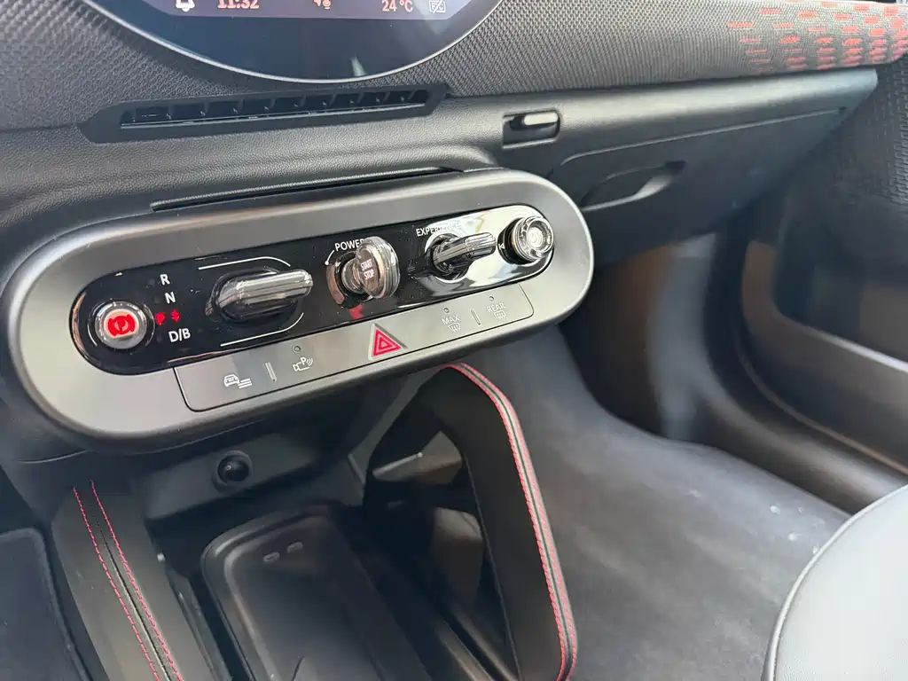 MINI MINI JCW EV — фото 17