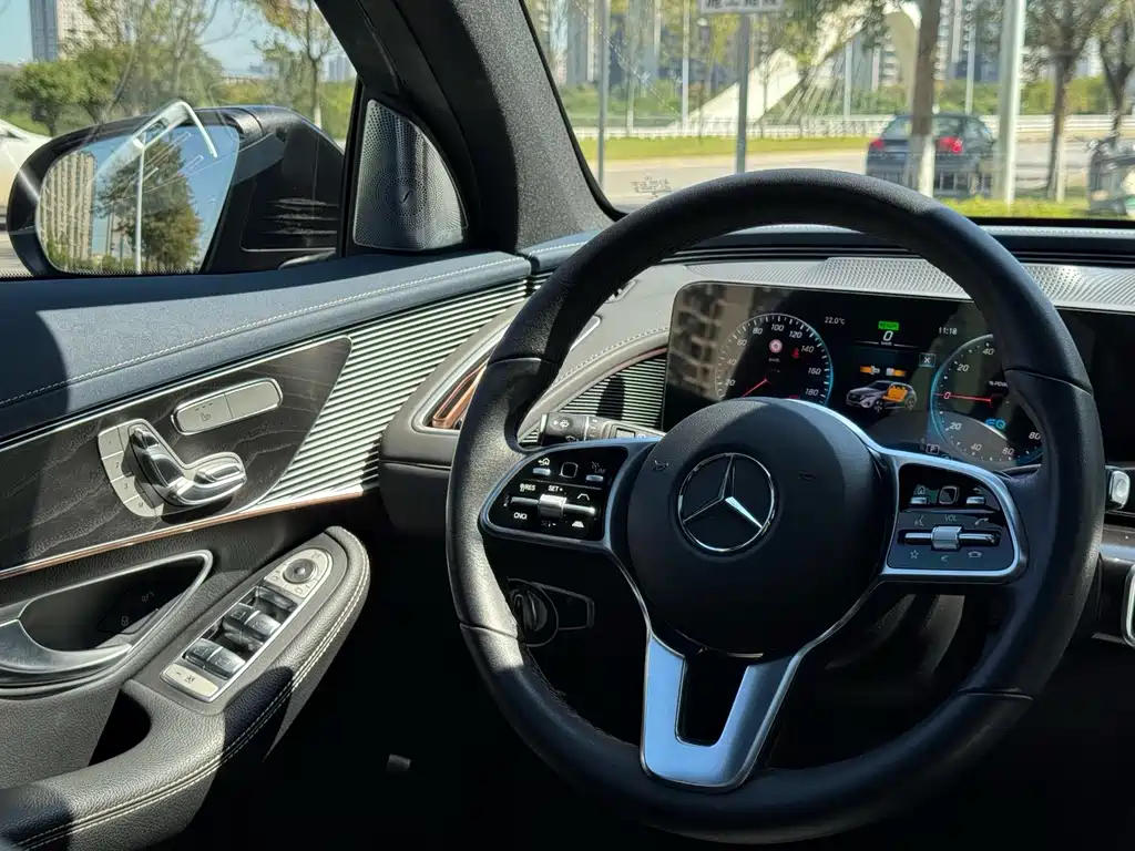 Mercedes-Benz EQC — фото 16