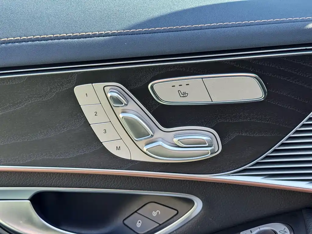 Mercedes-Benz EQC — фото 21