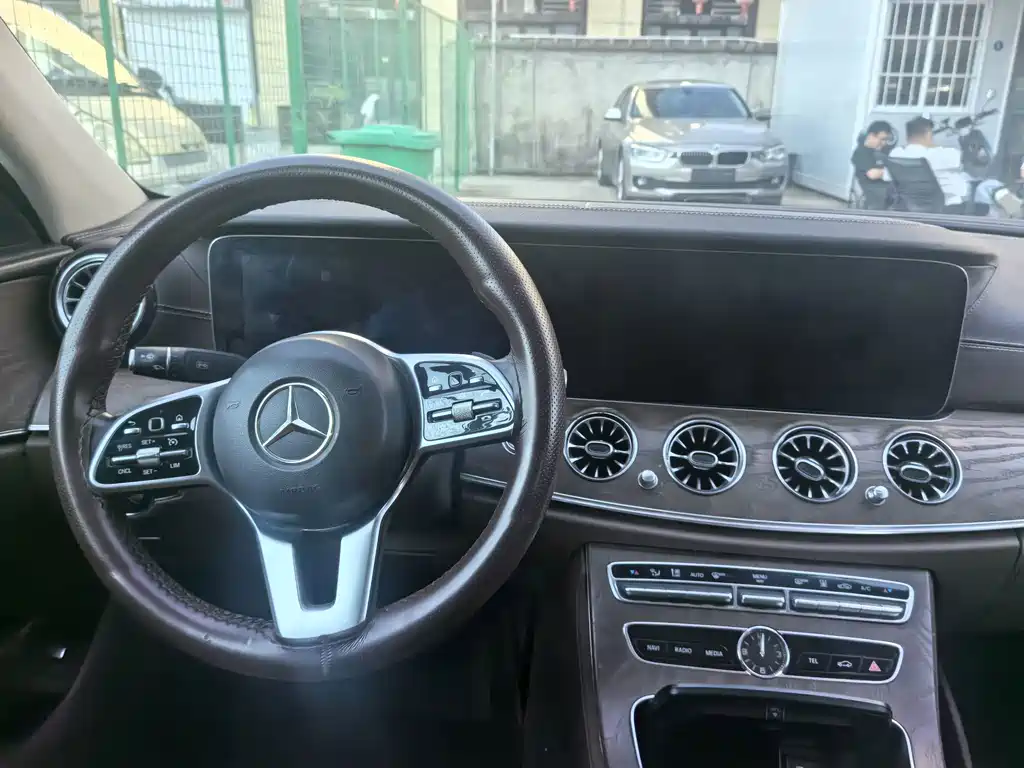 Mercedes-Benz E-Class — фото 15
