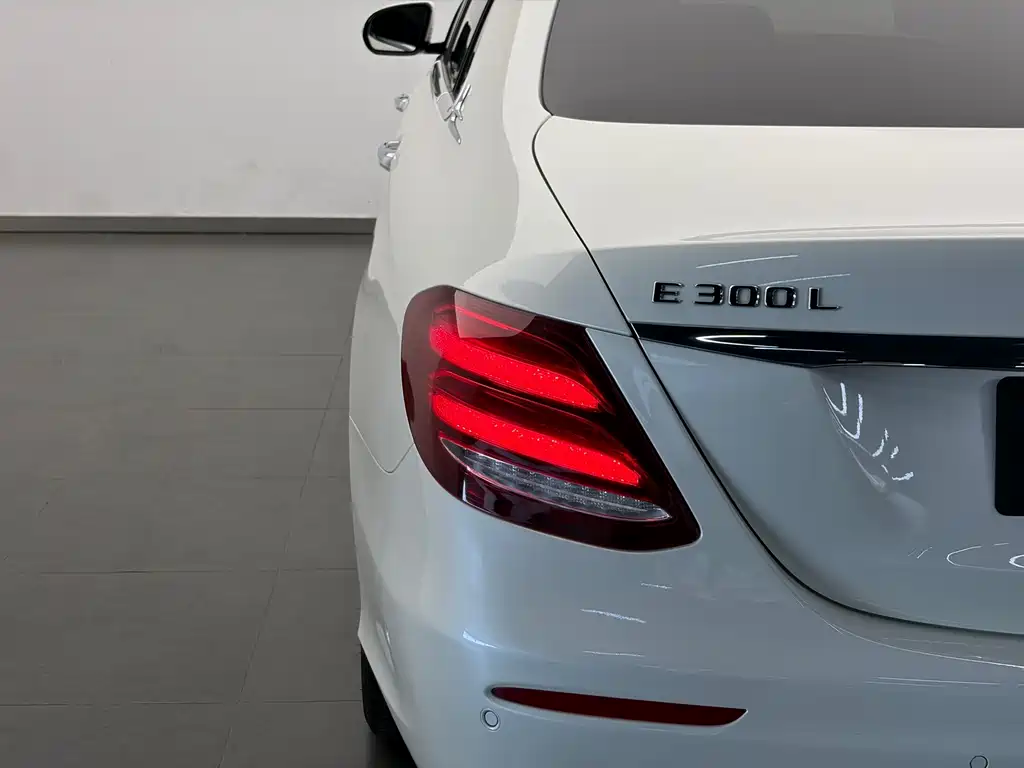Mercedes-Benz E-Class — фото 17