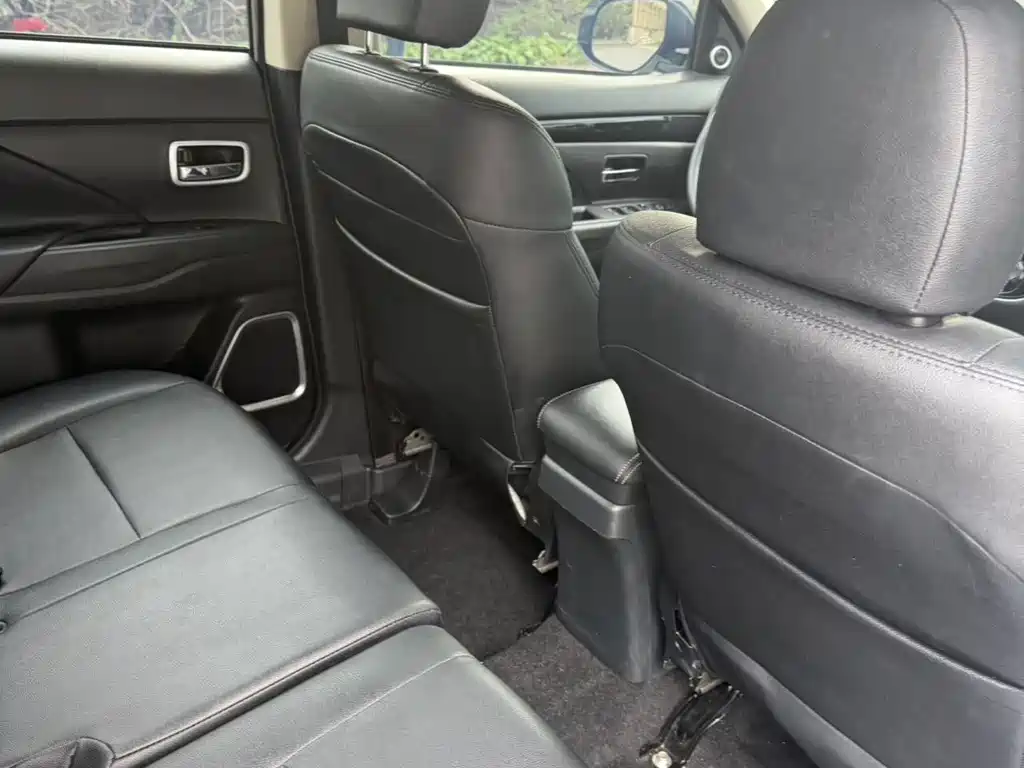 Mitsubishi Outlander — фото 15