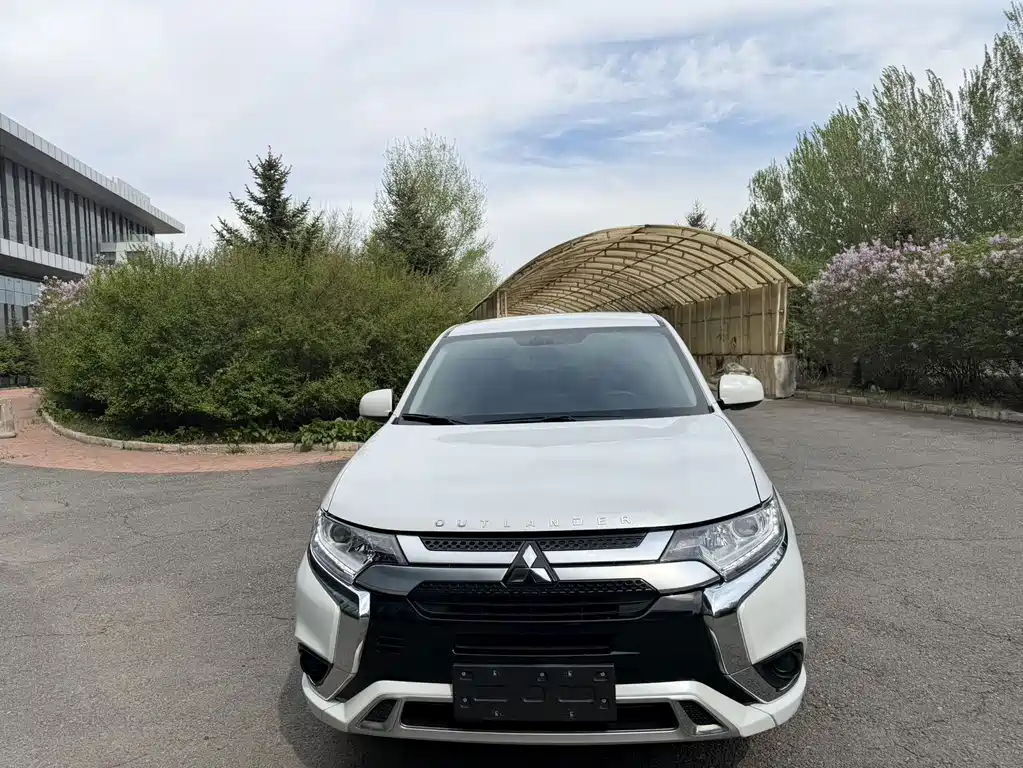 Mitsubishi Outlander — фото 3