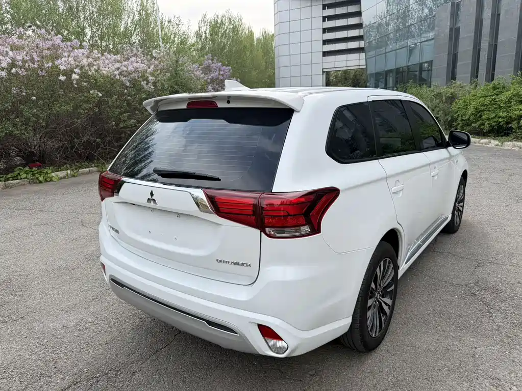 Mitsubishi Outlander — фото 4