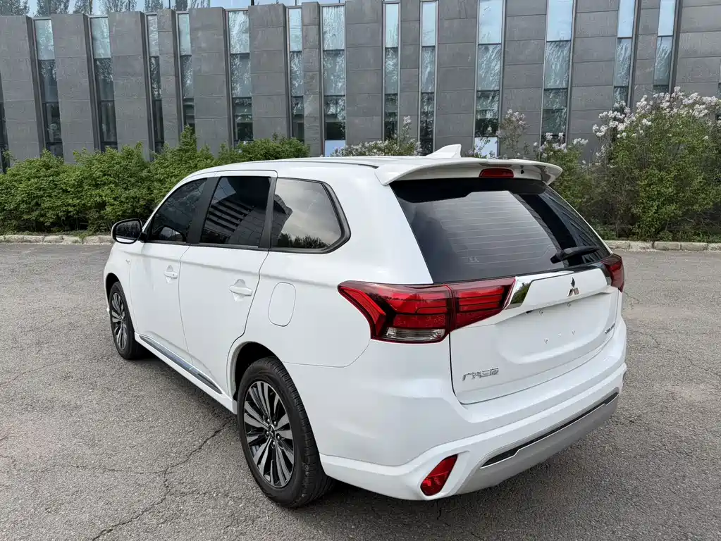 Mitsubishi Outlander — фото 5