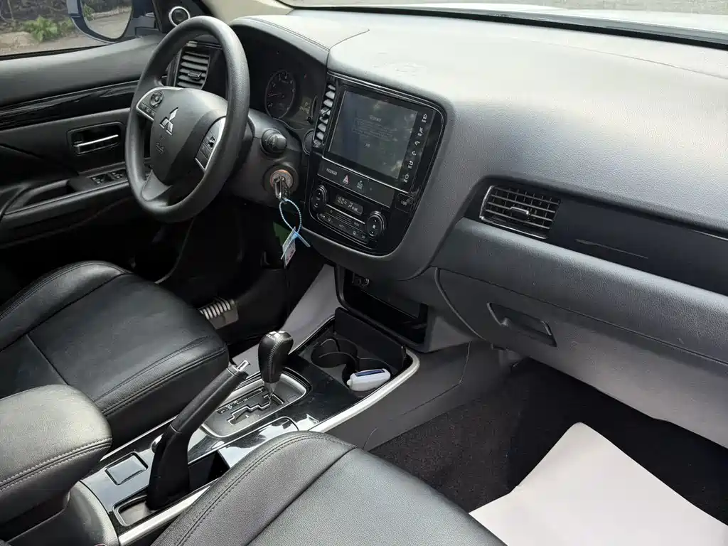 Mitsubishi Outlander — фото 7