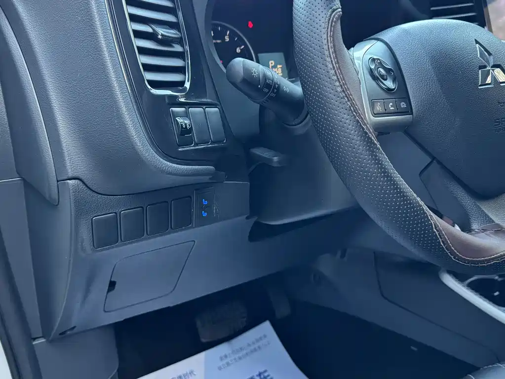 Mitsubishi Outlander — фото 11