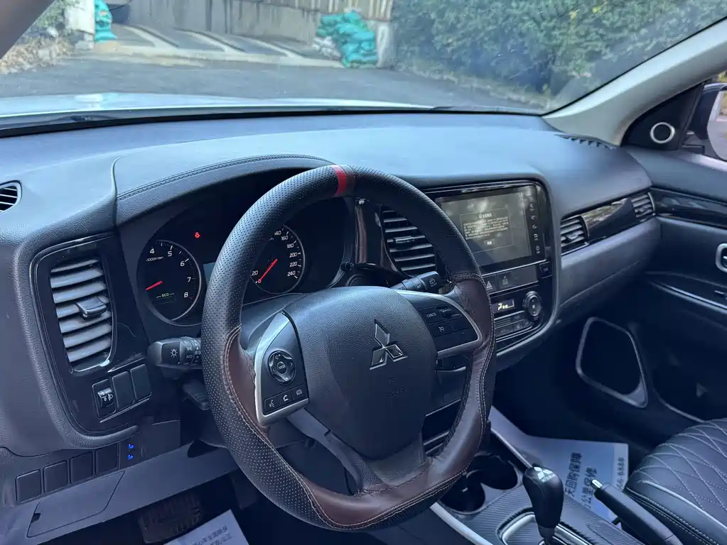 Mitsubishi Outlander — фото 13
