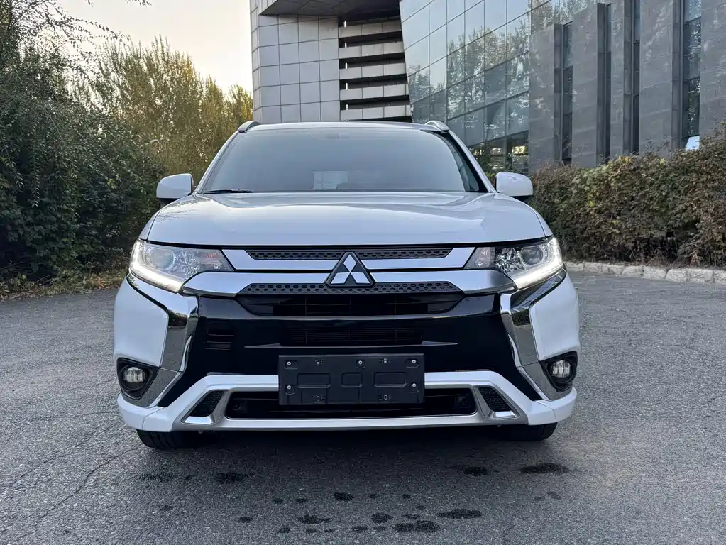 Mitsubishi Outlander — фото 3