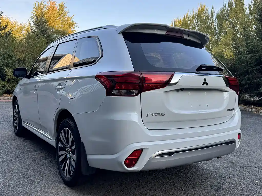 Mitsubishi Outlander — фото 4
