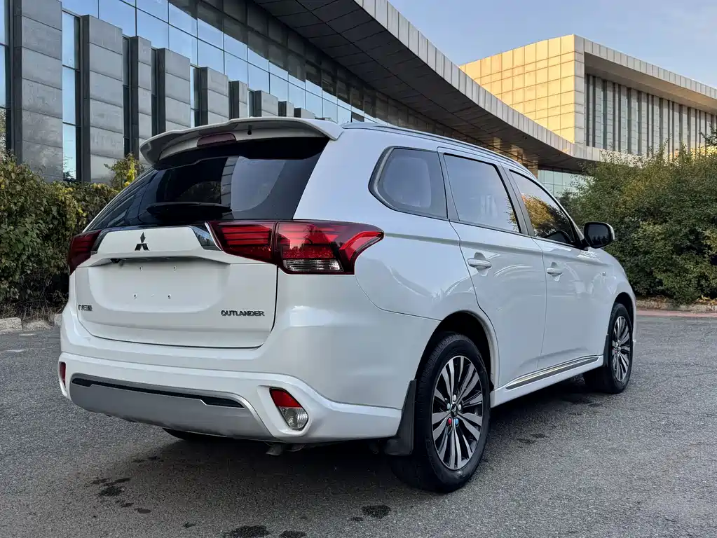 Mitsubishi Outlander — фото 5