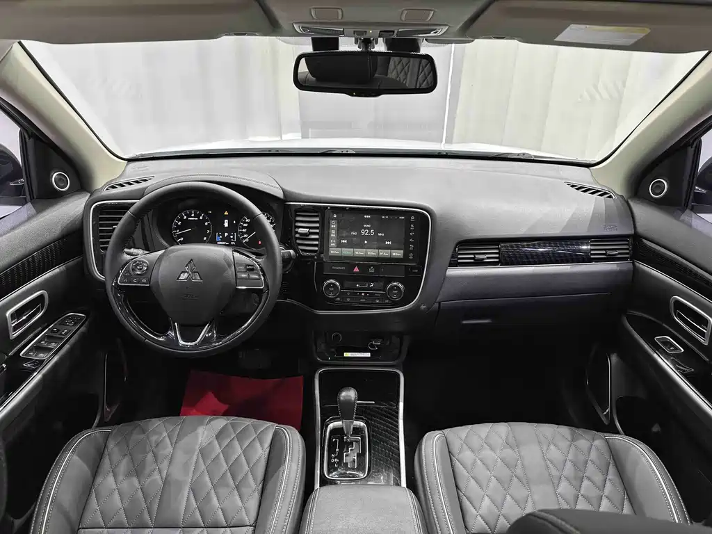 Mitsubishi Outlander — фото 13