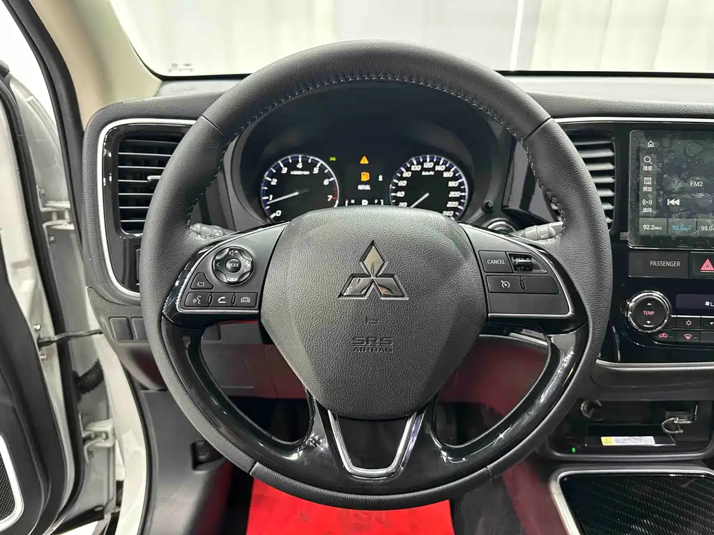 Mitsubishi Outlander — фото 10
