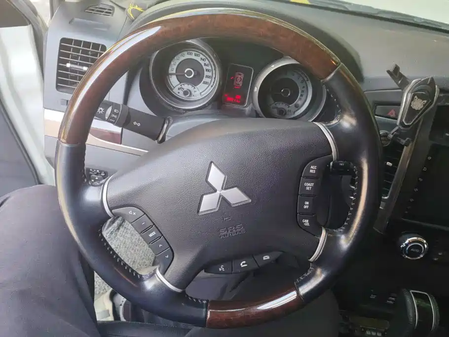 Mitsubishi Pajero (Import) — фото 15
