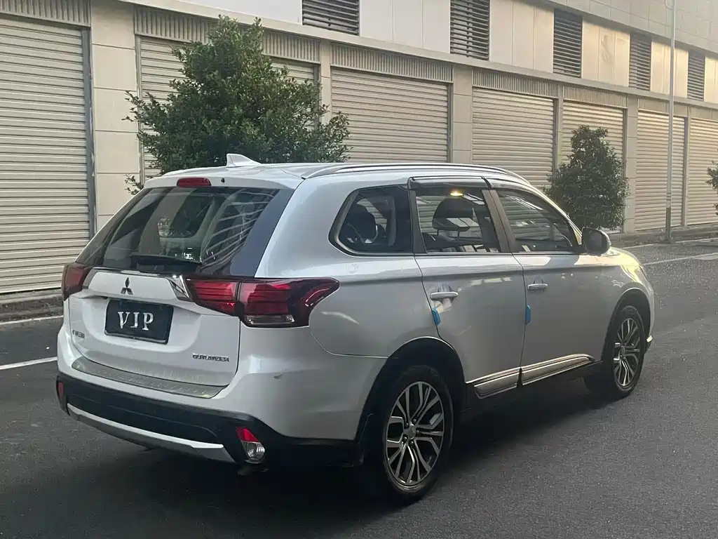 Mitsubishi Outlander — фото 9