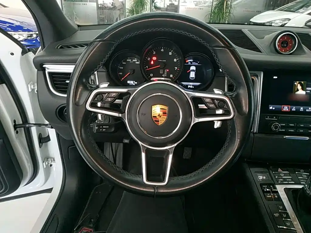 Porsche Macan — фото 11