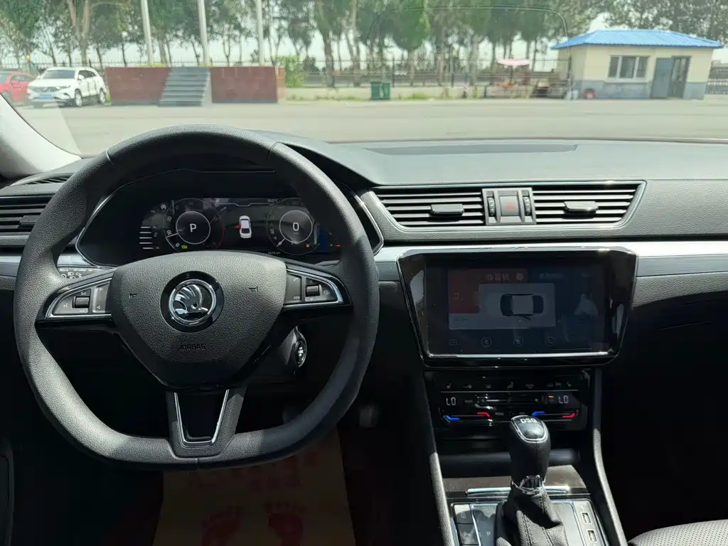 Skoda Superb — фото 11