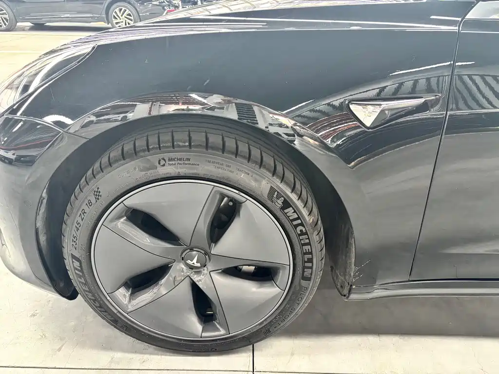 Tesla Model 3 — фото 4