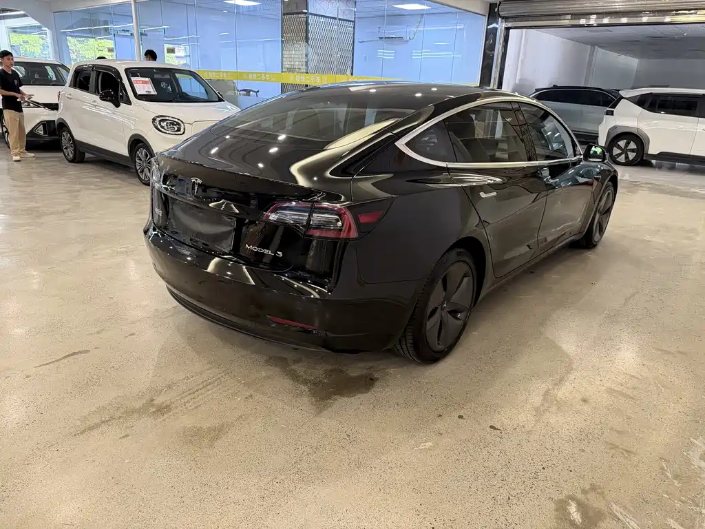 Tesla Model 3 — фото 5