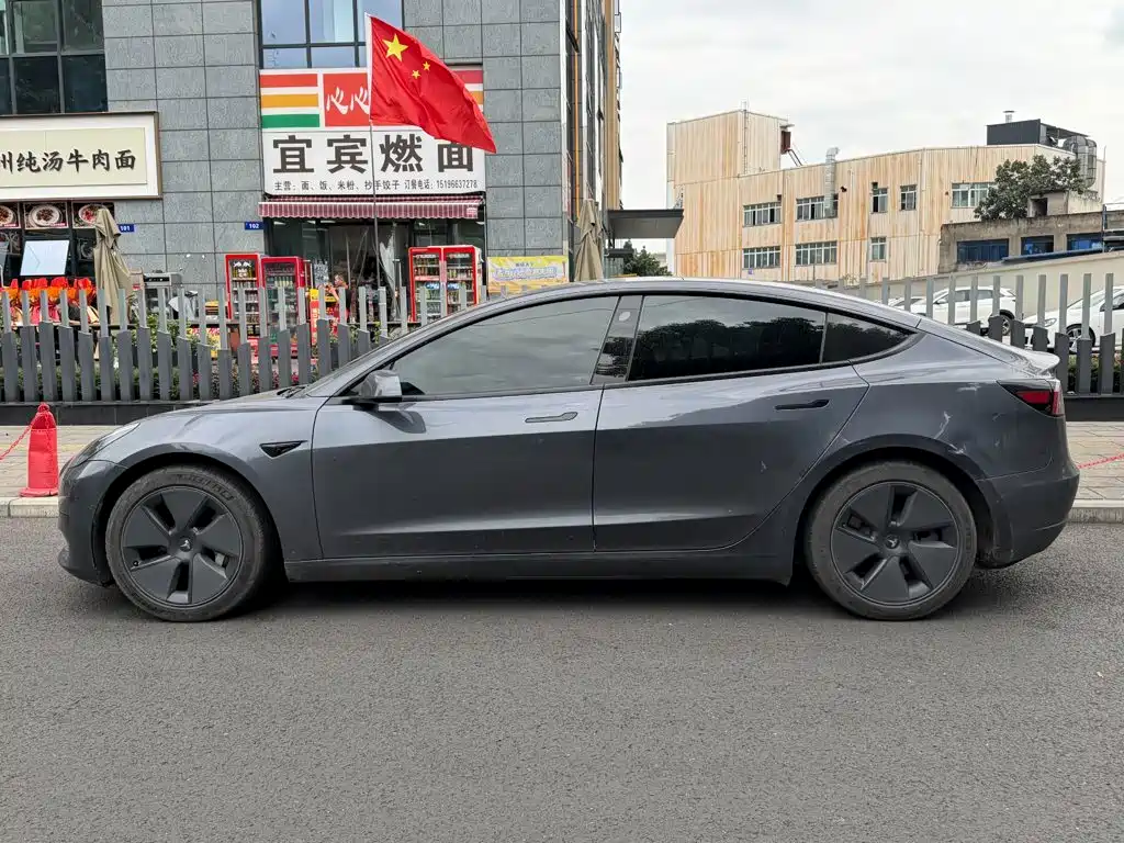 Tesla Model 3 — фото 3