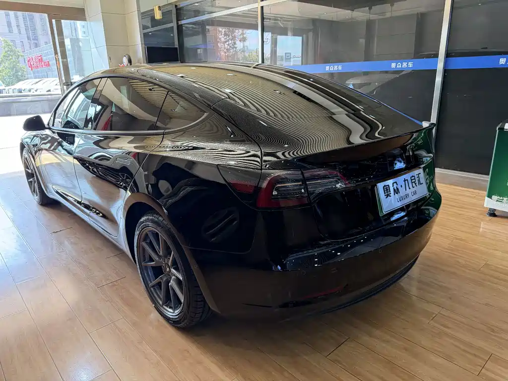 Tesla Model 3 — фото 12